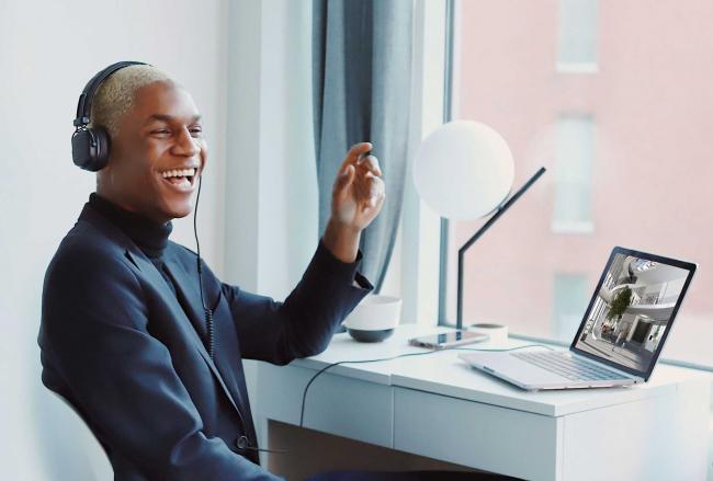 Persona felice che guarda una fiera virtuale su un computer portatile Persona felice che guarda una fiera virtuale su un computer portatile