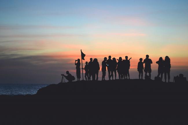 Grupo de personas en la puesta de sol