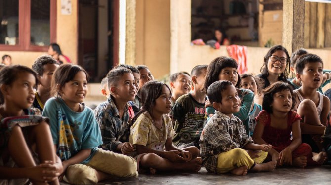 Einige Kinder sitzen auf dem Boden - Soziale Projekte